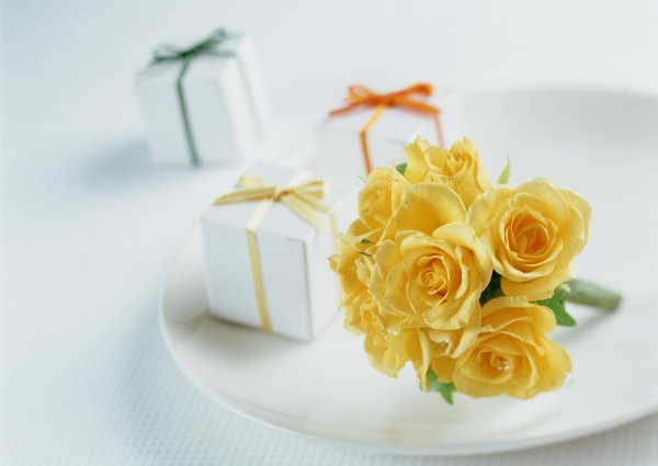 желтый подарок