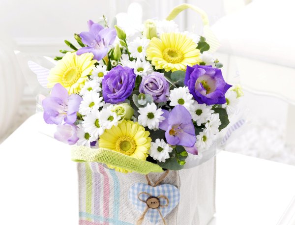 герберы и эустома в букете