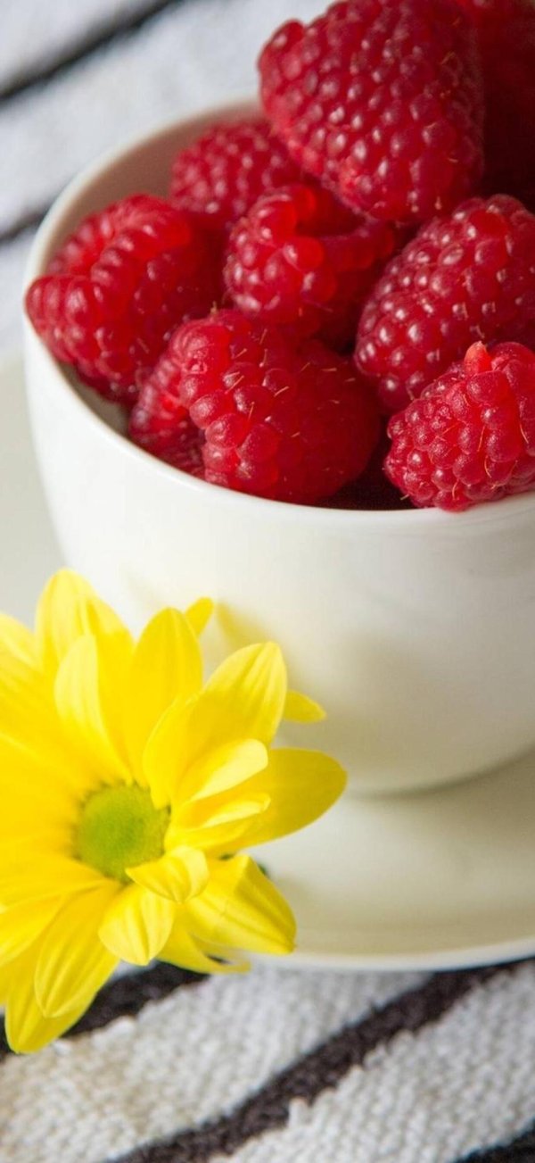 малина в тарелке