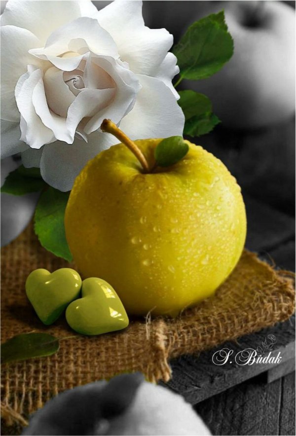 желтое яблоко