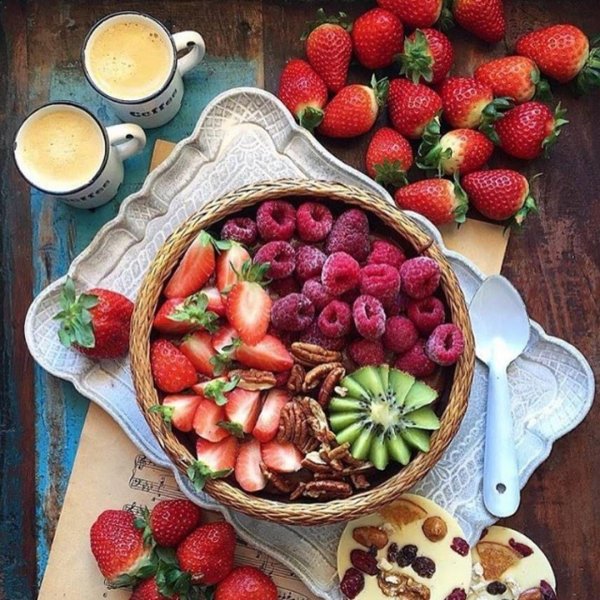 красивый завтрак с фруктами