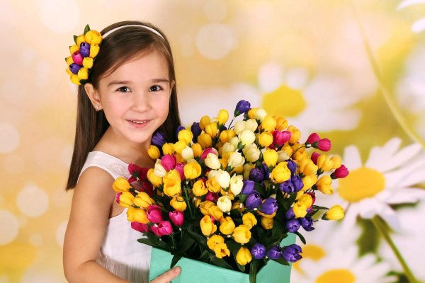девочка с букетом цветов