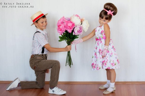 мальчик дарит цветы