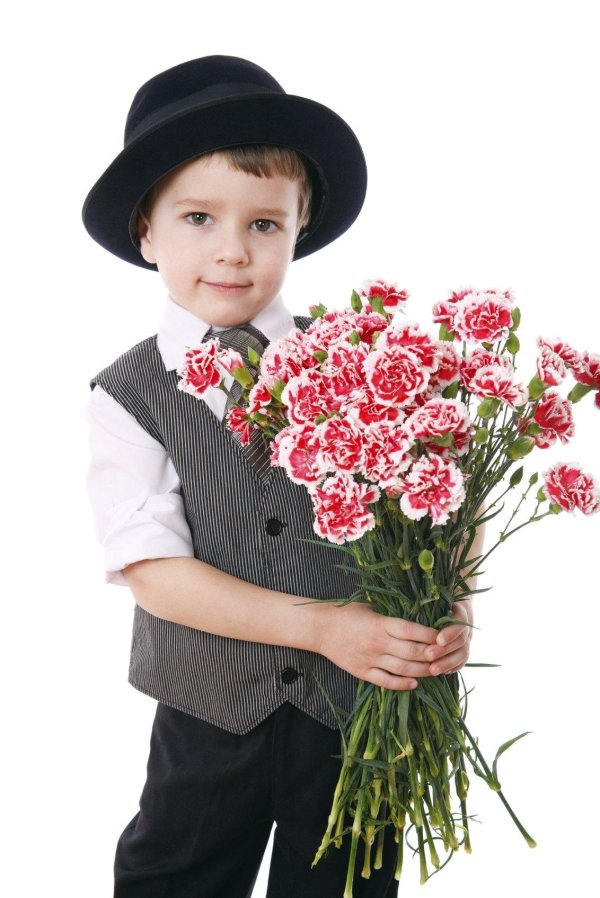 мальчик дарит цветы