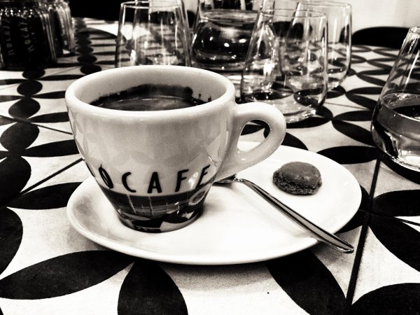 черно белое кафе