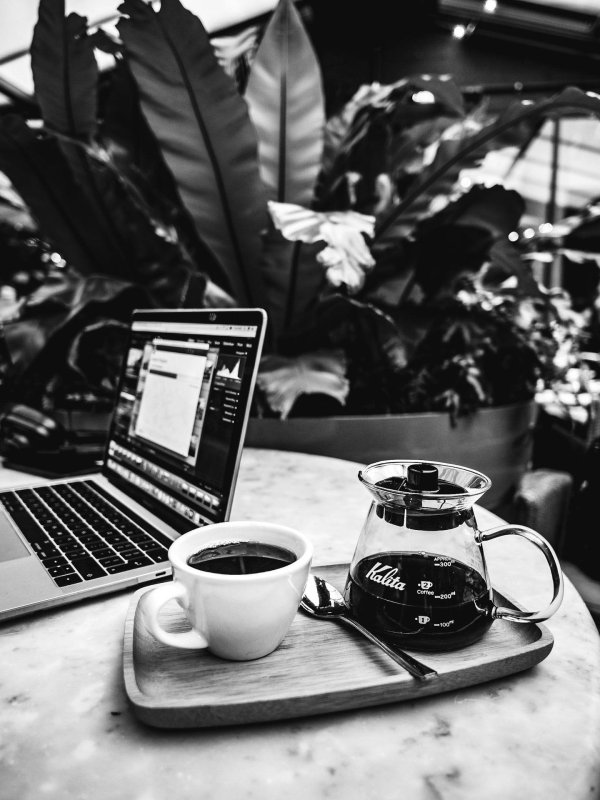 стол с ноутбуком