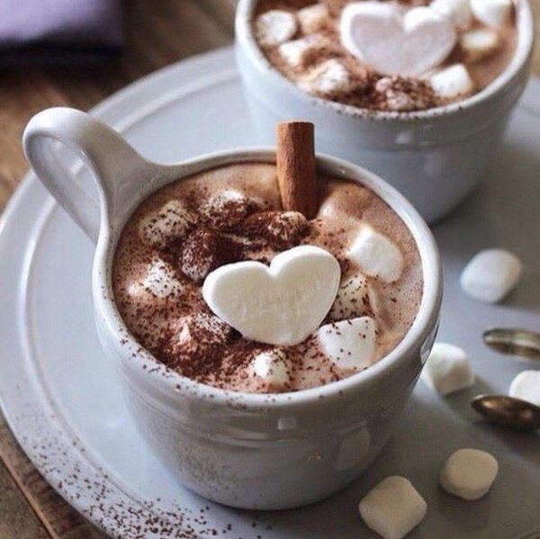 какао со взбитыми сливками и маршмеллоу