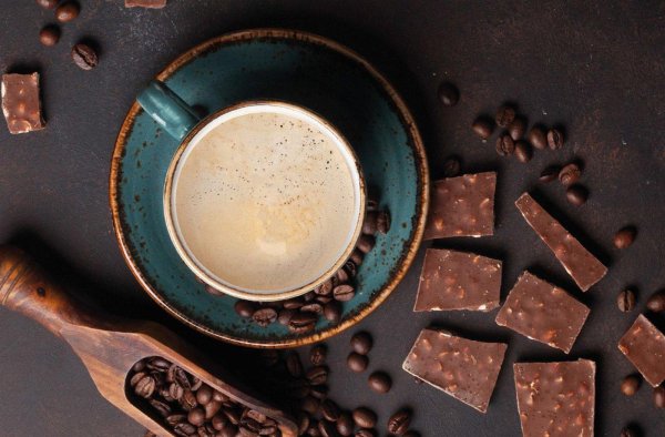 горячий шоколад на столе вид сверху