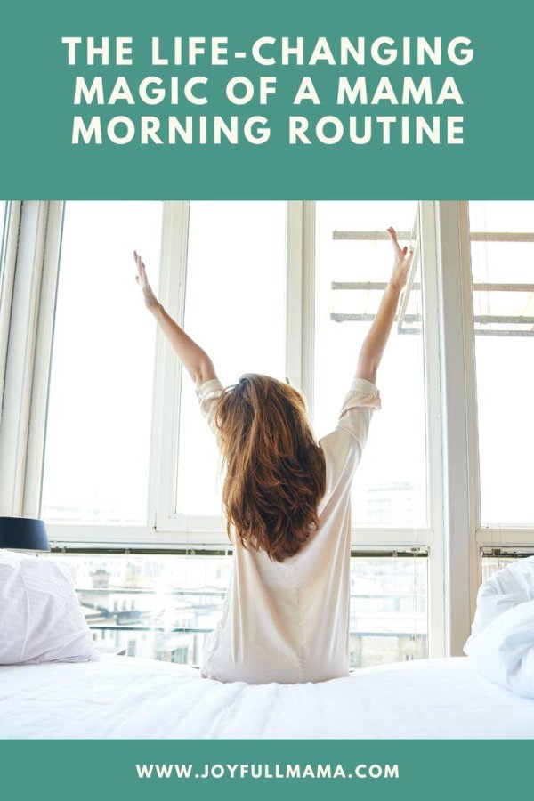 красивая девушка просыпается