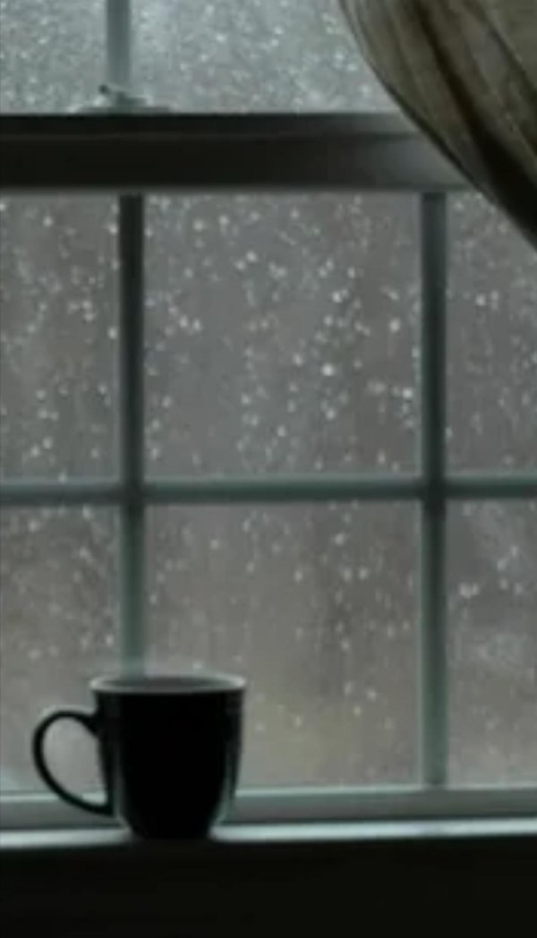 чашка кофе на окне