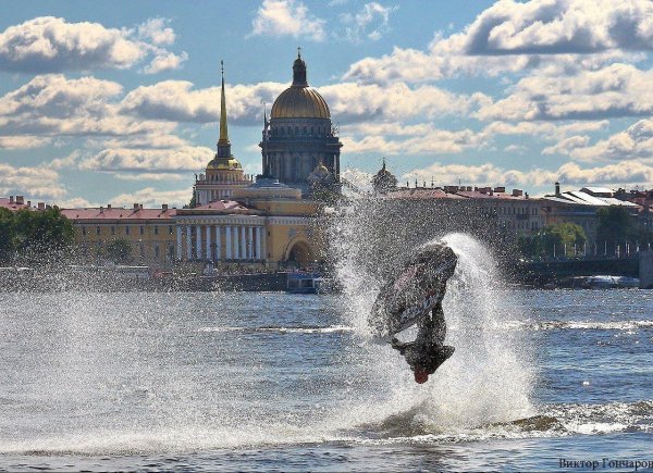 полет над водой на флайборде