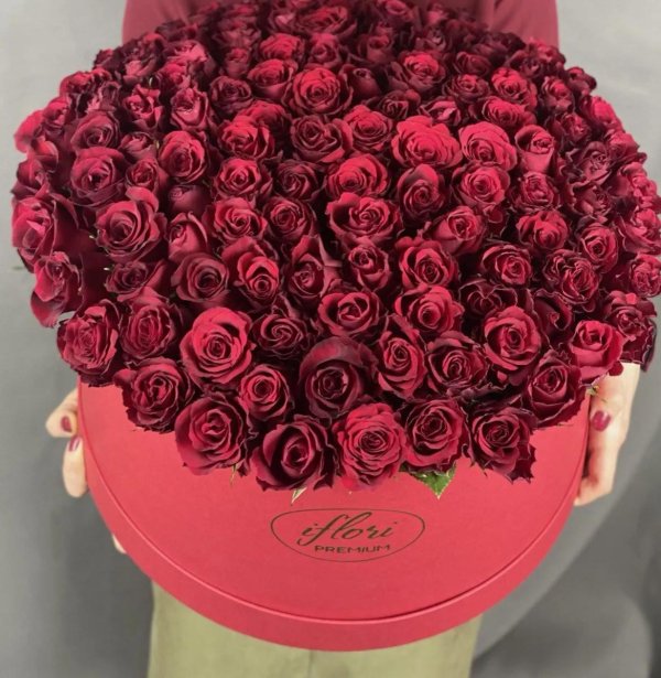 розы в шляпной коробке