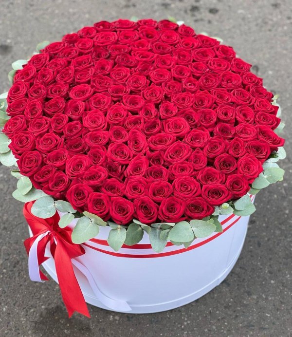 розы в шляпной коробке