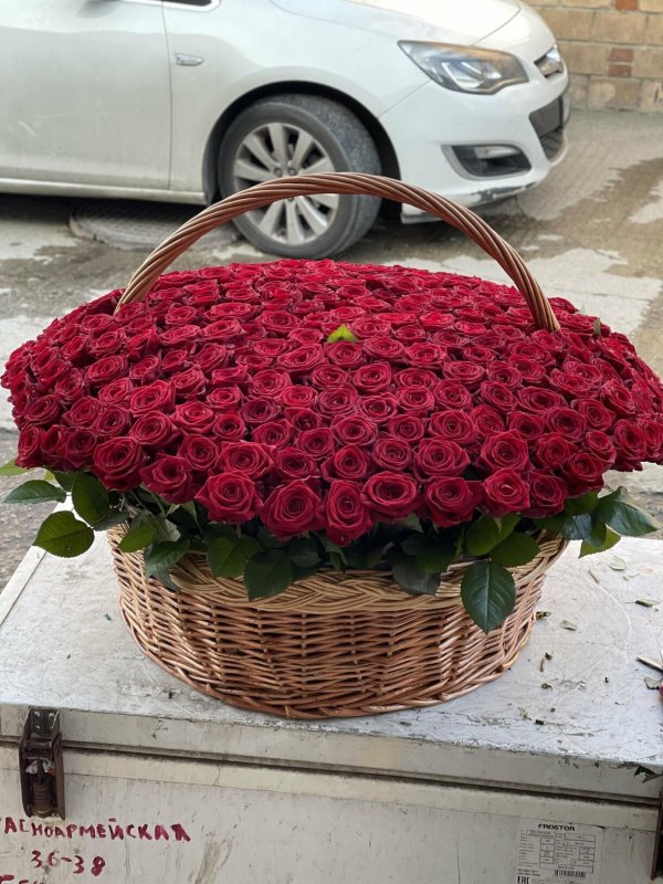 корзина с розами