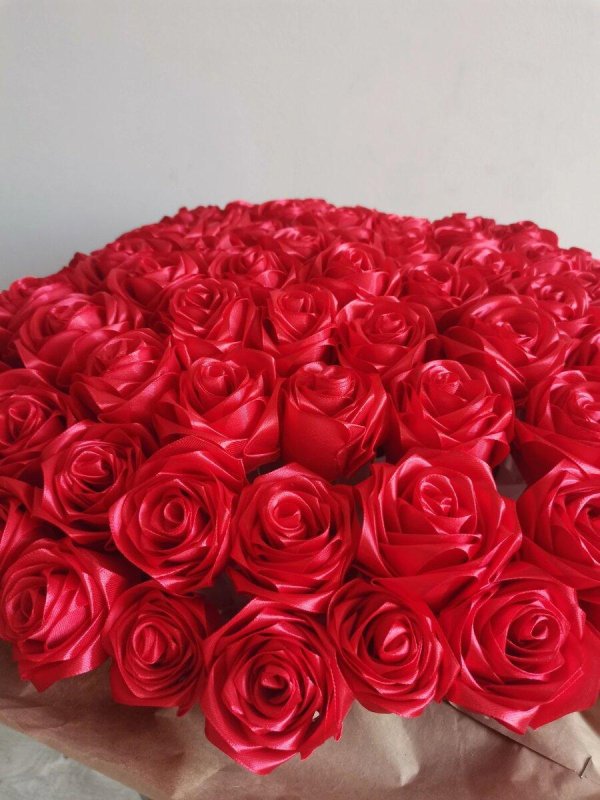 101 роза из атласной ленты