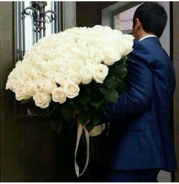 парень с букетом