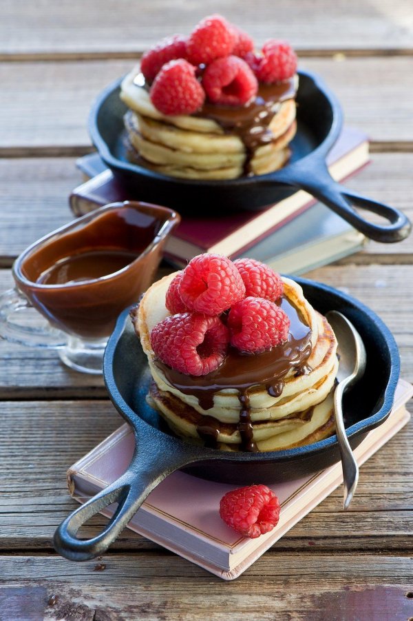 красивые пирожные и кофе