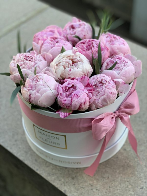 букет пионов в коробке