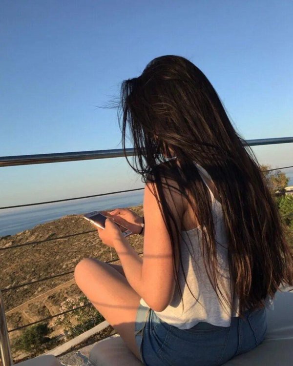 девушка брюнетка