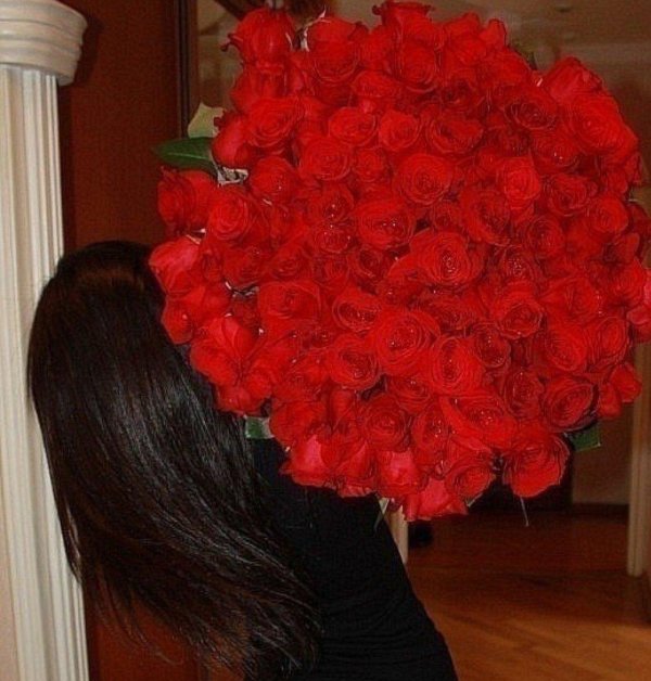 брюнетка с цветами