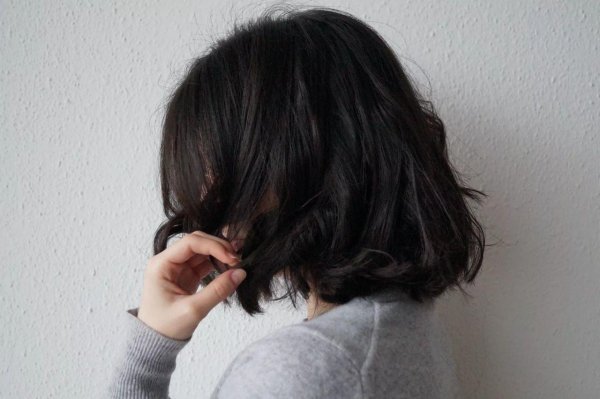 брюнетка с каре