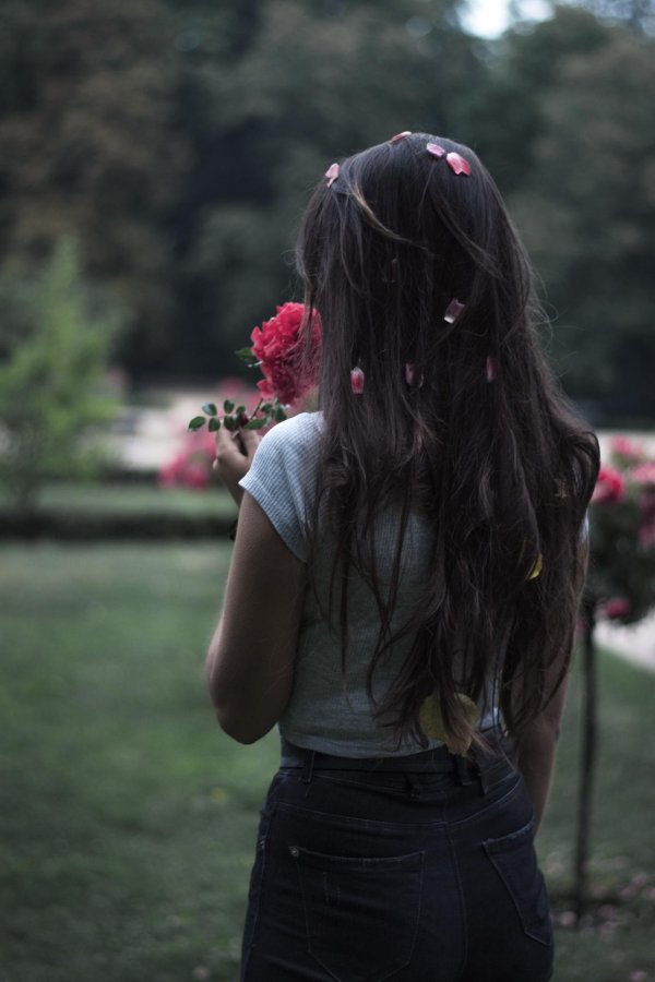 девушка с темными волосами