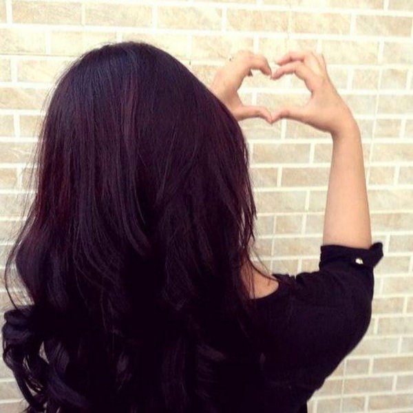 брюнетка с длинными волосами