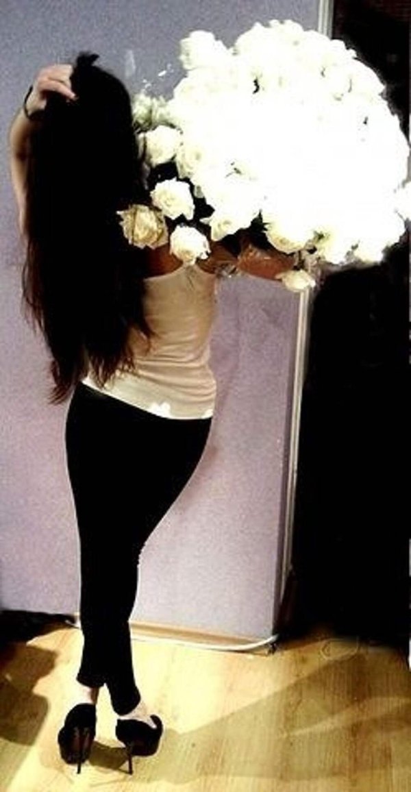 брюнетка с цветами