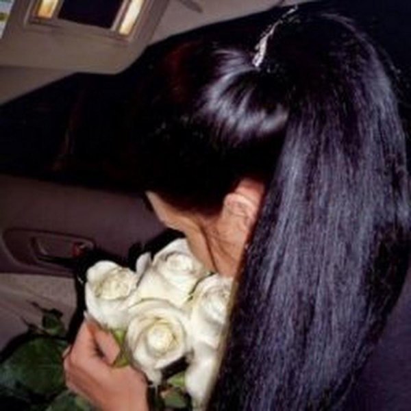 брюнетка с букетом