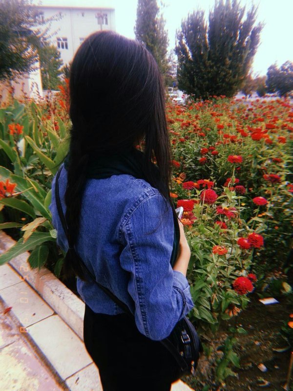 брюнетка со спины