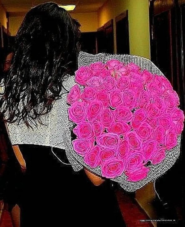 брюнетка с розами