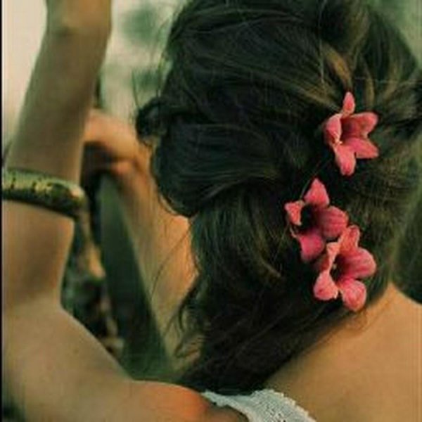 цветок в волосах