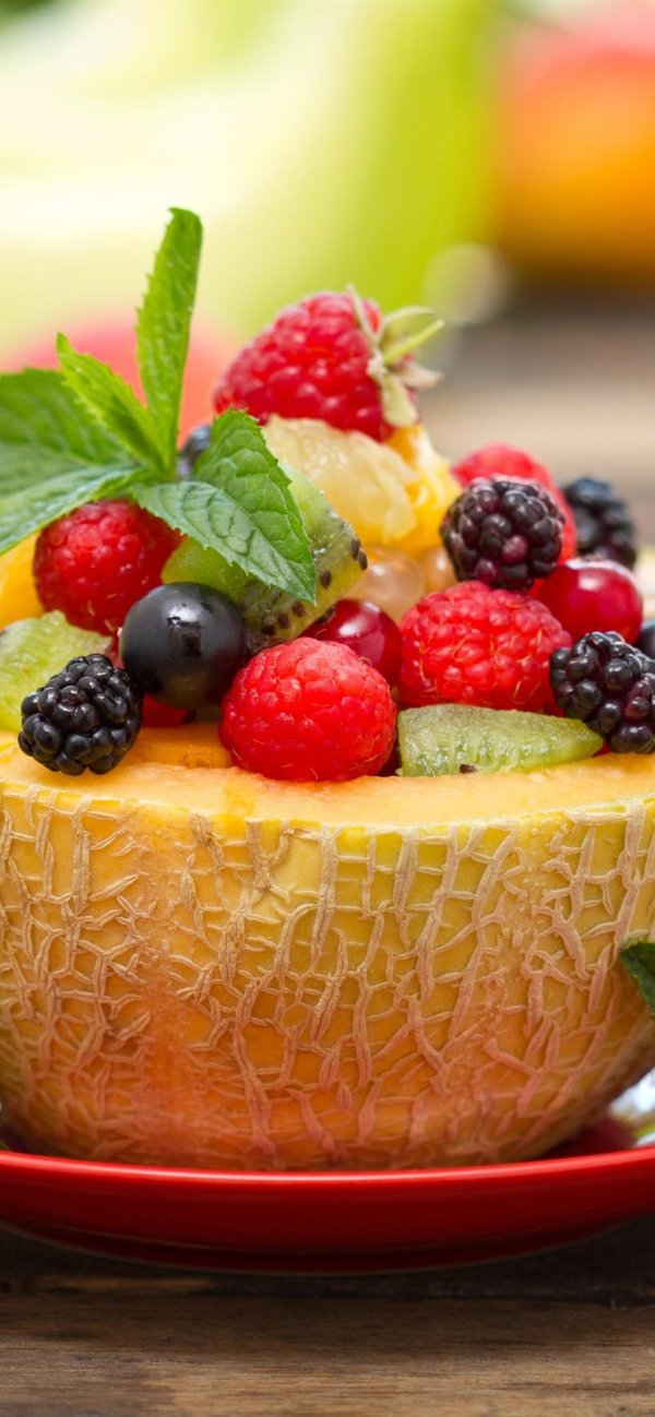 фруктовый салат в дыне