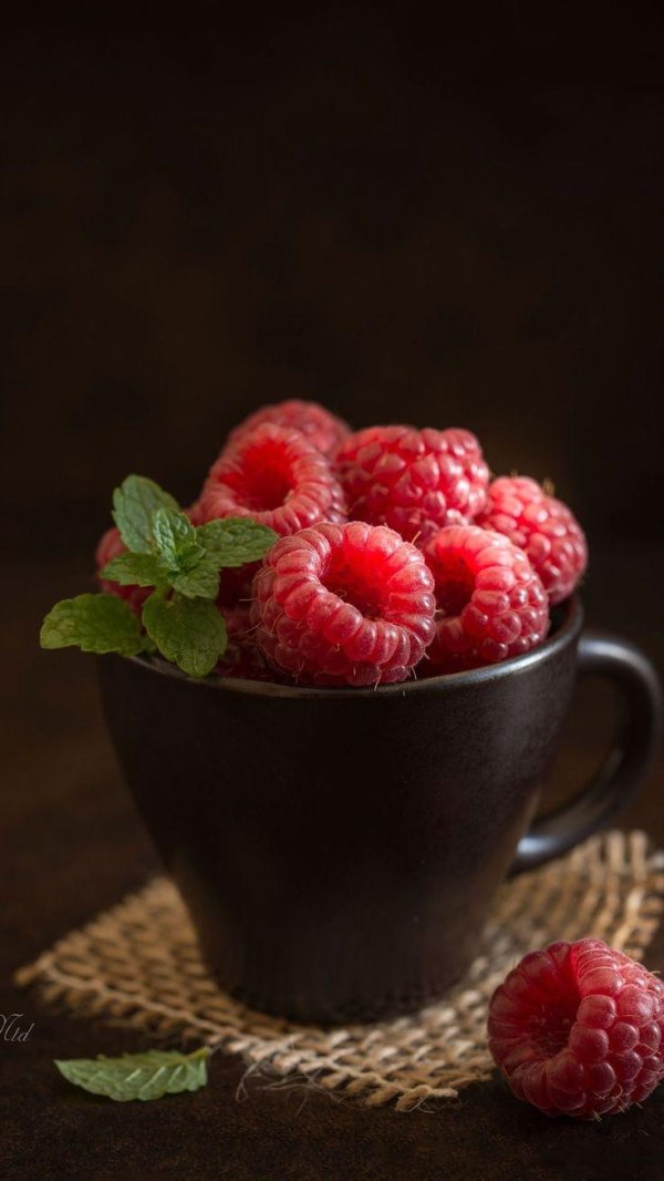 малина в чашке