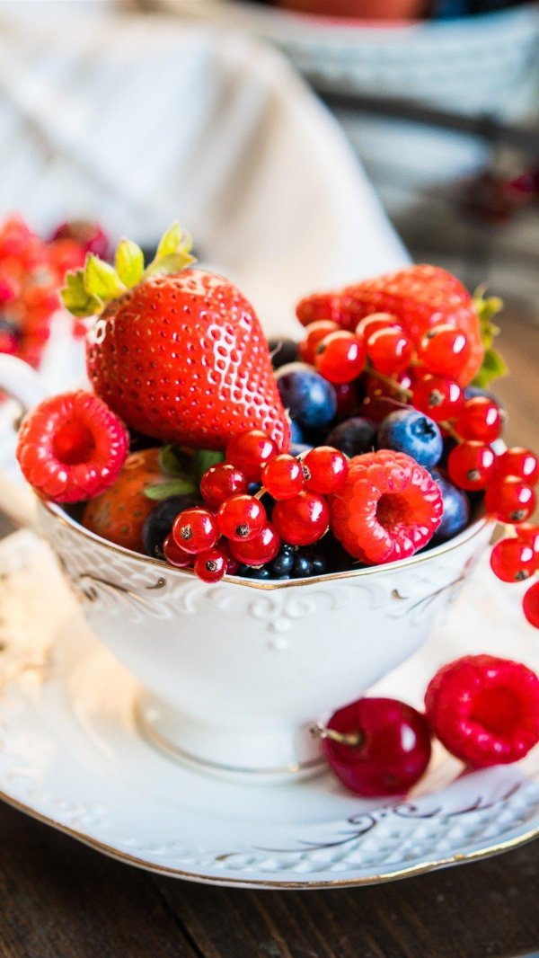 ягоды на тарелке
