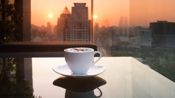 чашка кофе на балконе