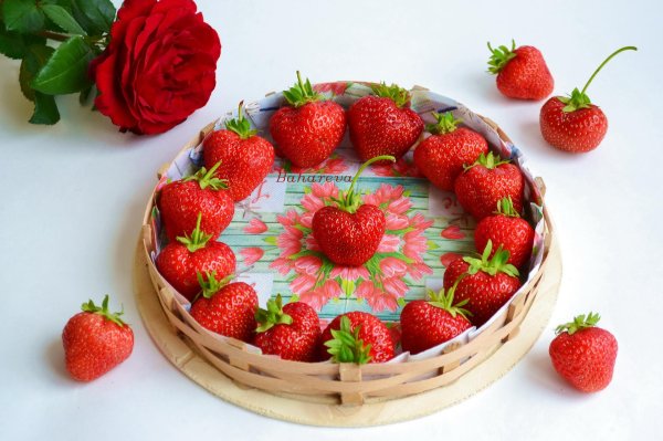 с днем клубники