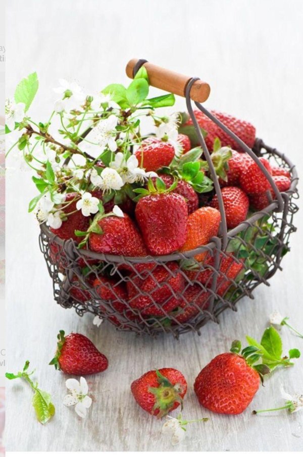 клубника в корзине