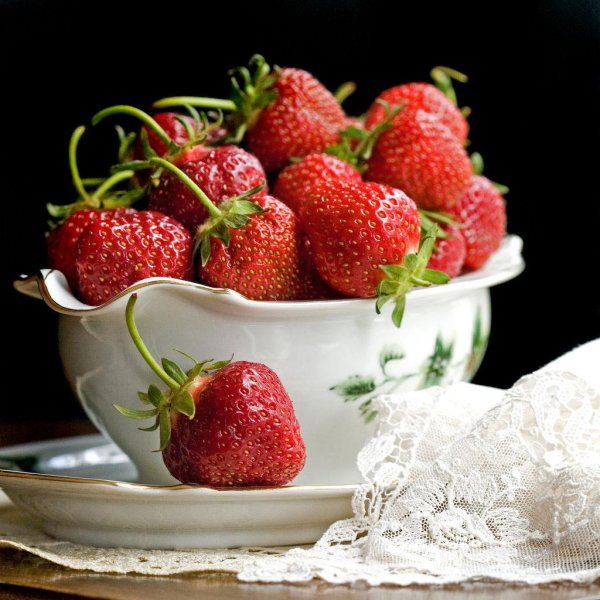 угощайтесь клубникой