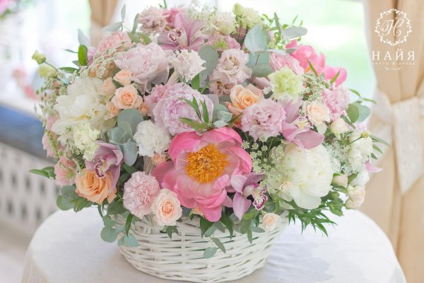 корзина пионовидных роз