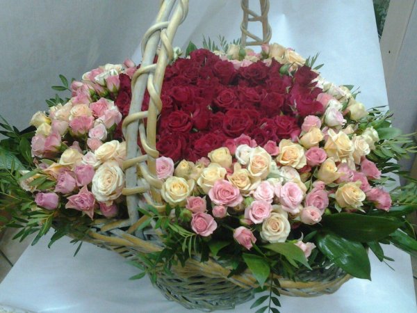 розы в корзине