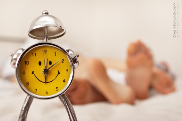 Доброе утро с будильником с надписями