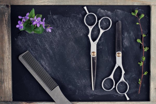 парикмахерские ножницы тёмный фон