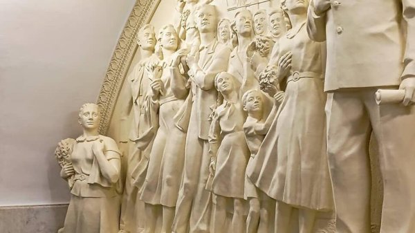 метро нарвская скульптуры