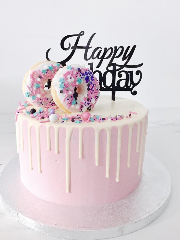 украшение торта пончиками