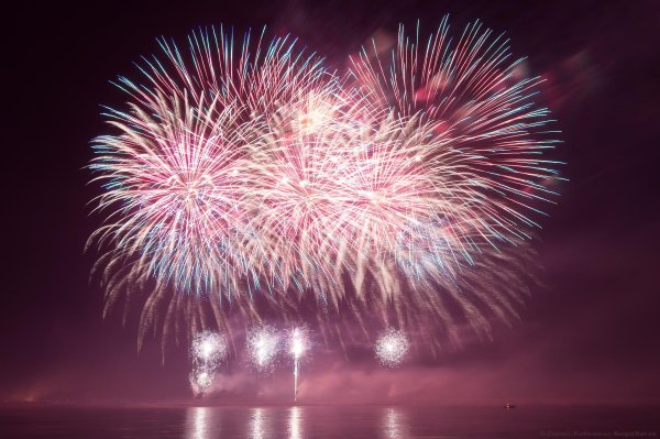 праздничный фейерверк