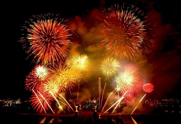 поздравляем салют