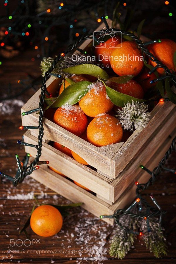 мандарины под елкой