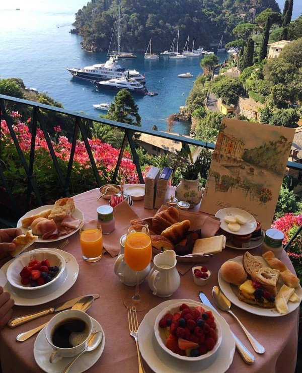 завтрак на море