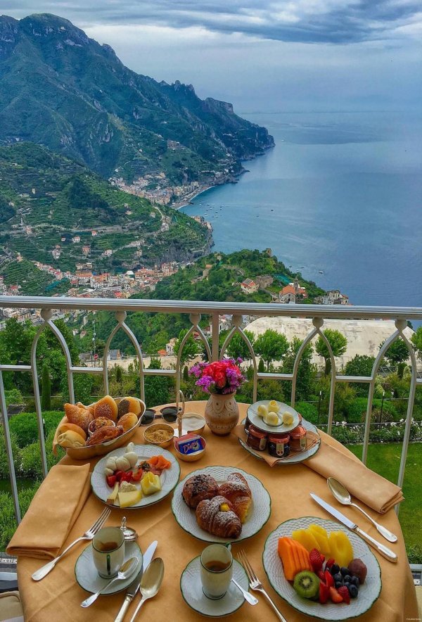 красивый завтрак с видом